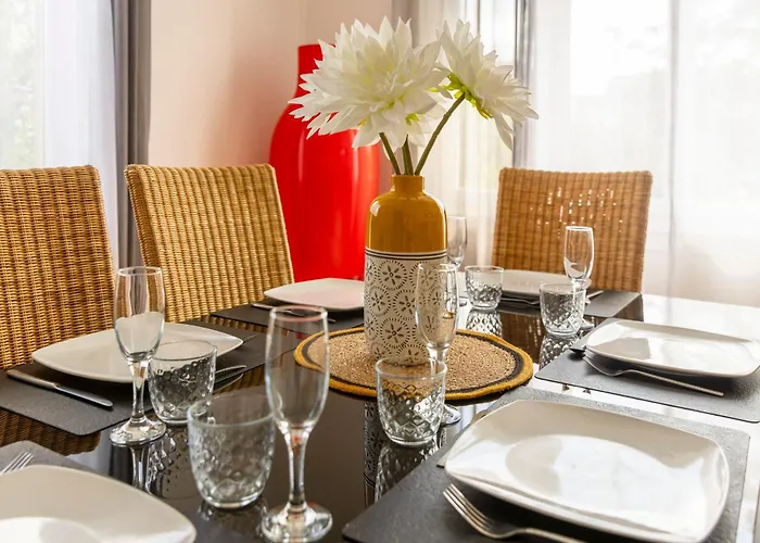 De Prestige Au Centre Climatise Avec Jardin Prive